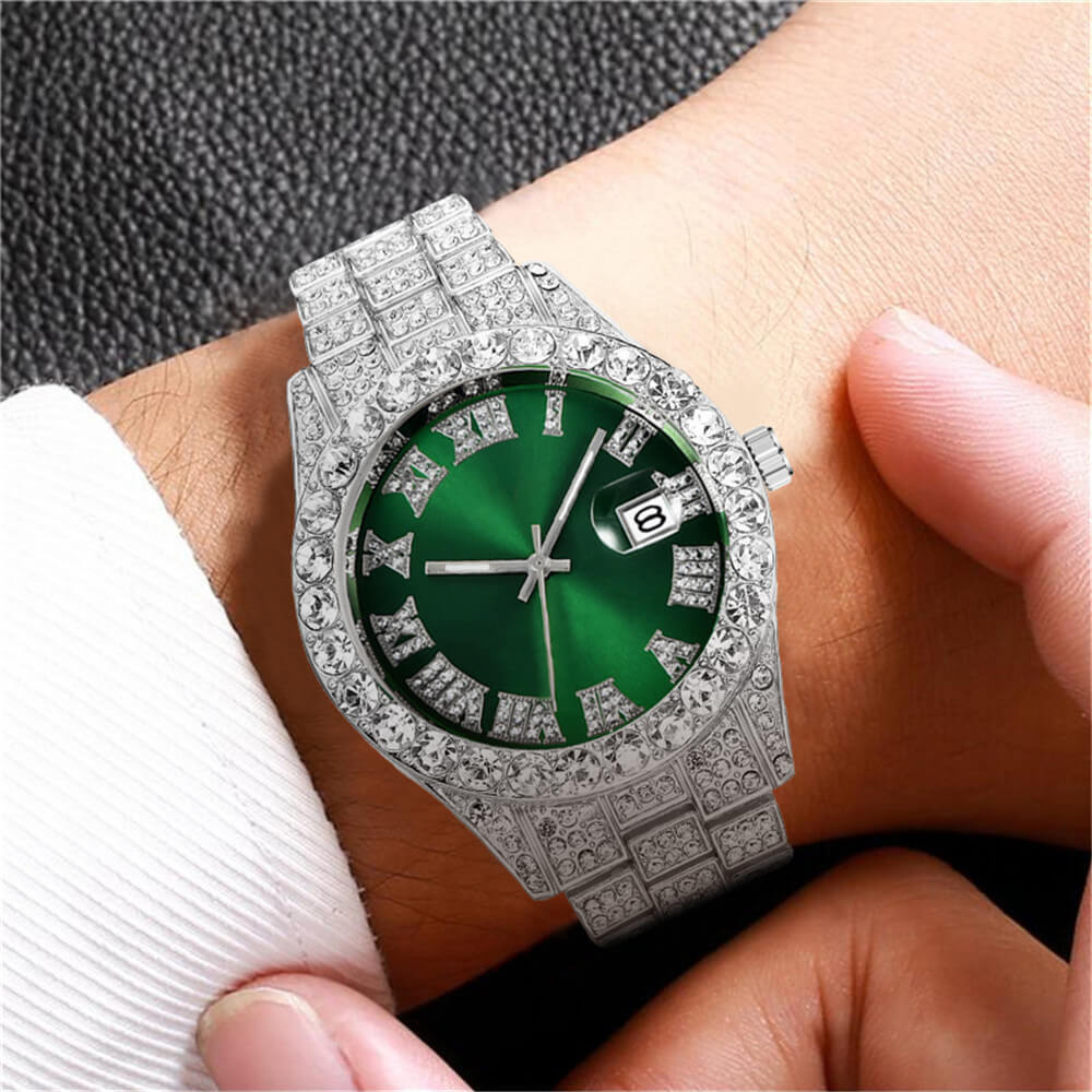 Iced out herreklokke med romertall og glitrende krystaller. Ultimate luksus for herre.