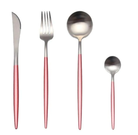 Luksuriøst bestikksett som pynter et vakkert dekket bord, elegant borddekking for 6.