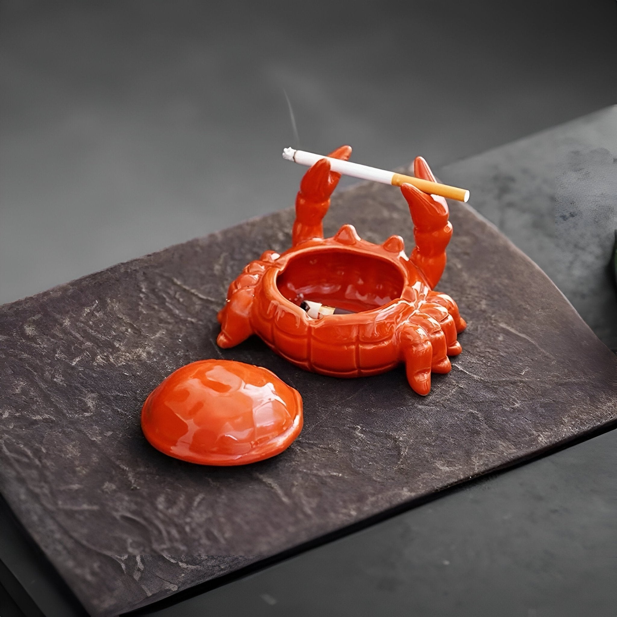 Elegant rødt keramikk askebeger med orientalsk mønster og detaljert krabbedesign, ideelt for utendørs bruk.