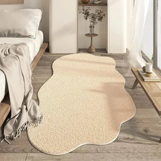 Stilfullt, mykt teppe i polyester, perfekt for elegant hjemmeinnredning. Vaskbart soveromsteppe med sklisikker funksjon.