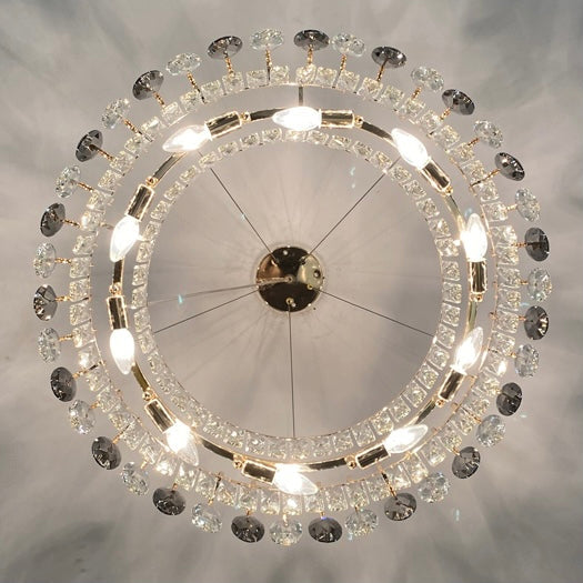 "Luksuriøs K9 krystall lysekrone i elegant design med flerlags krystaller og moderne stil for takbelysning."