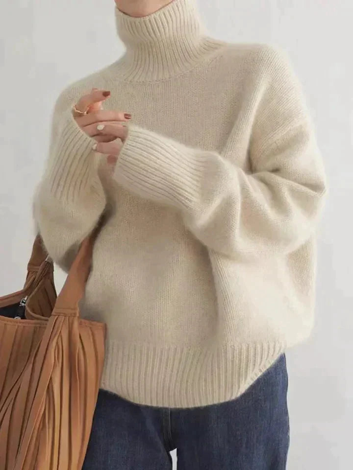 "Luksuriøs kashmir rullekragetrøye, elegant design i beige, perfekt for damehøst- og vinterantrekk, stilren strikkegenser."