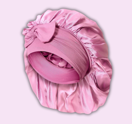 Luksuriøs silke nattlue i rosa med anti-krus passform, elegant design og behagelig for hårbeskyttelse om natten.