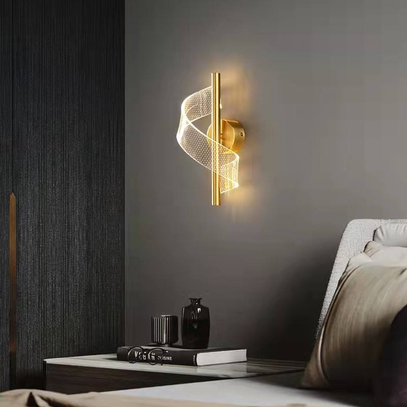 "Luksuriøs vegglampe i glass med moderne LED, elegant kandelaberdesign, gir sofistikert belysning til interiør"