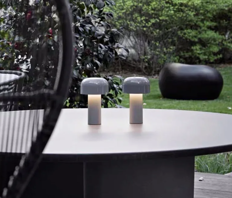 "Lumina trådløs luksuslampe i soppdesign, elegant bordlampe med organiske linjer og moderne funksjonalitet"