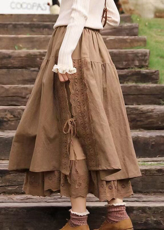 Elegant beige patchworkskjørt for kvinner med blondekanter. Et løst og komfortabelt fritidsskjørt.