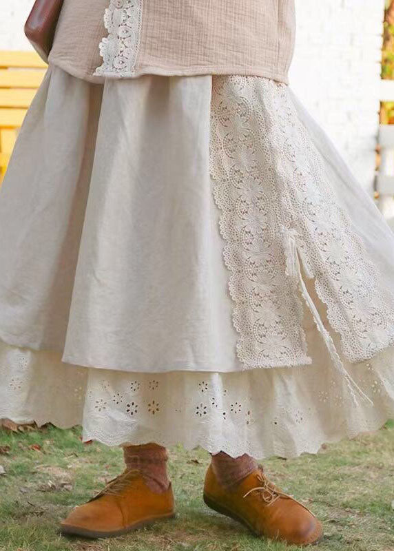 Trendy kvinneskjørt med blonder og patchwork i lys brun/beige. Et elegant og løst midi skjørt.