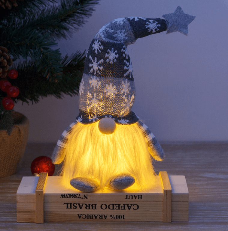 Lysende julegnom med mykt stoff, perfekt til å skape en varm og innbydende julestemning.