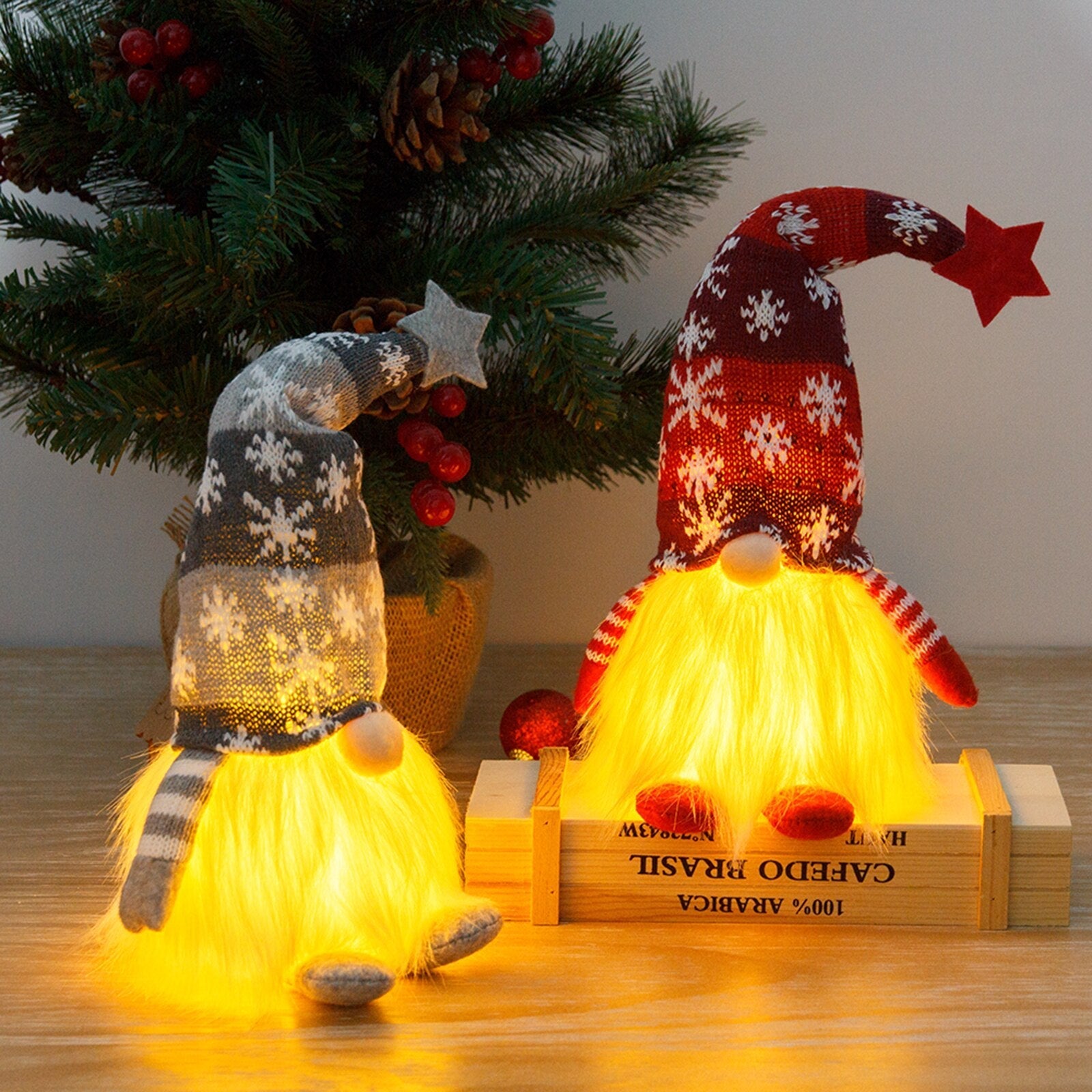 Festlig lysgnom til jul, rød nisse med mykt skinn, perfekt som vinterdekorasjon.