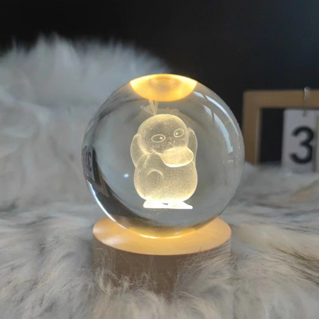 Moderne bordlampe: Månekrystallkule med LED-lys, gir varm atmosfære.