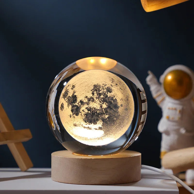 Månekrystallkule som lyser opp rommet, en vakker og praktisk USB-lampe.