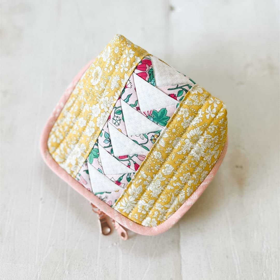 Kreativt sydd veske i blomstermønster, sydd med dette veskemønsteret, flott diy prosjekt.