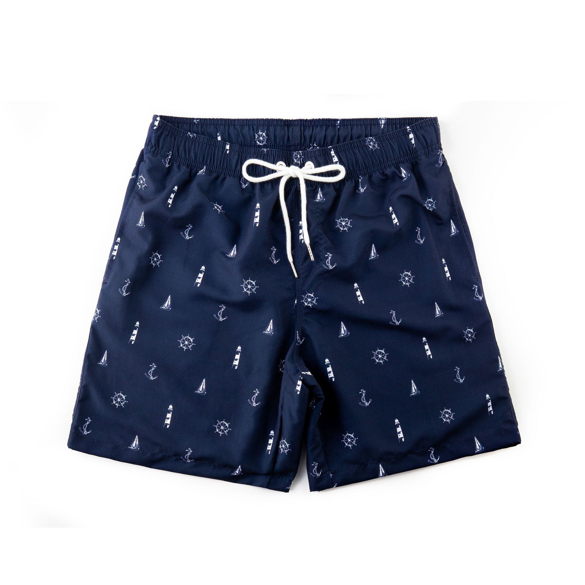 Stilig mønstret badeshorts for menn, perfekt for avslapning på stranden eller vannaktiviteter. Herremote.
