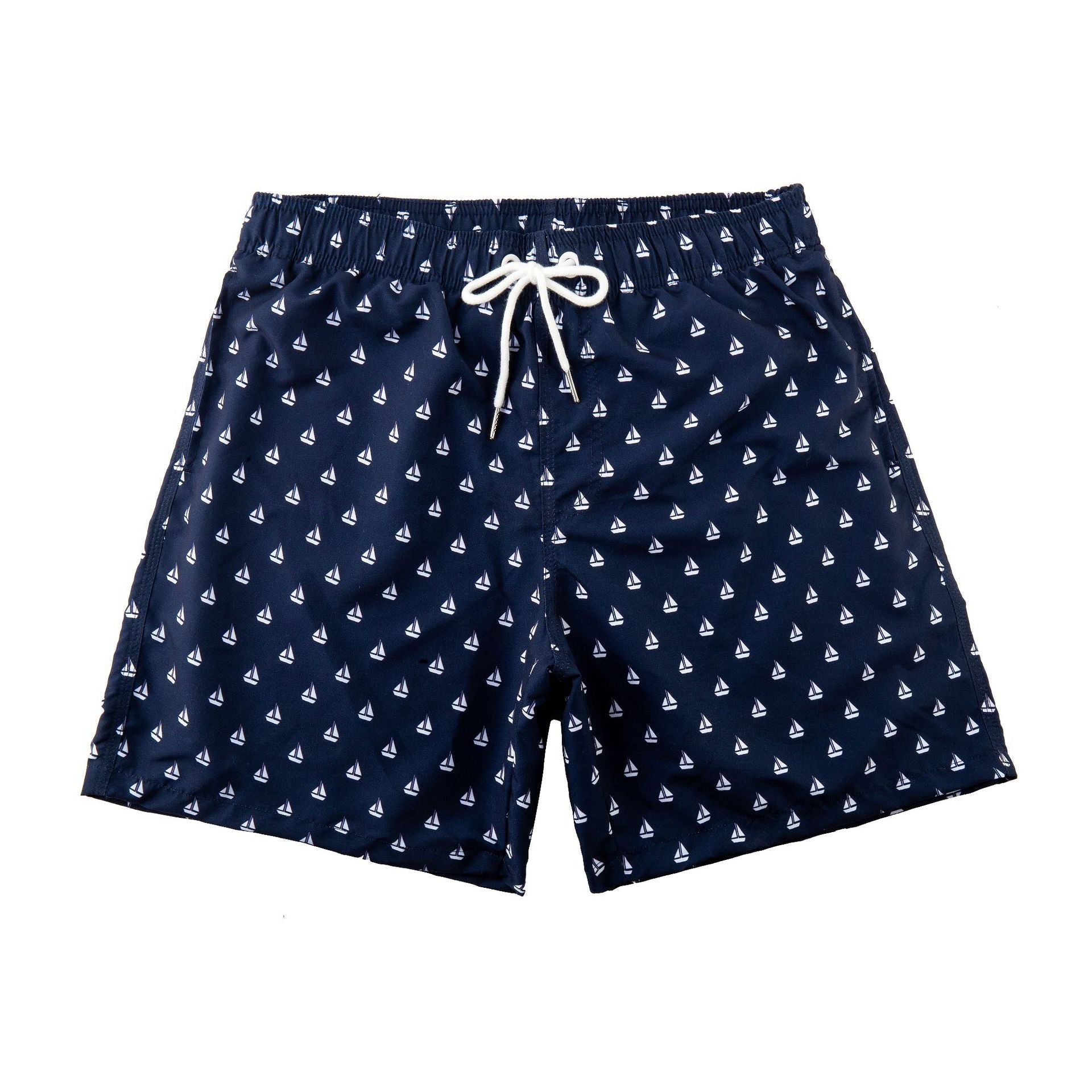 Ferieklare herre-boardshorts med moderne mønster. Hurtigtørkende sommershorts for bade- og strandliv.