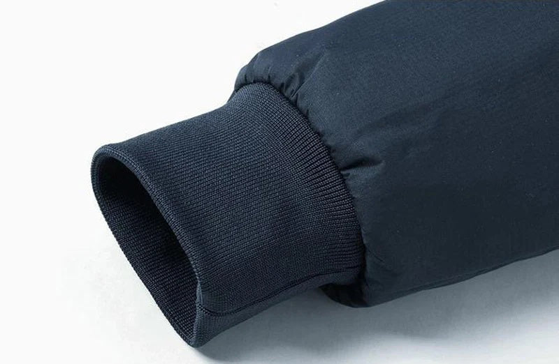 Trendy casual herrejakke med fremtredende stående krage. Perfekt for en moderne og stilsikker look.