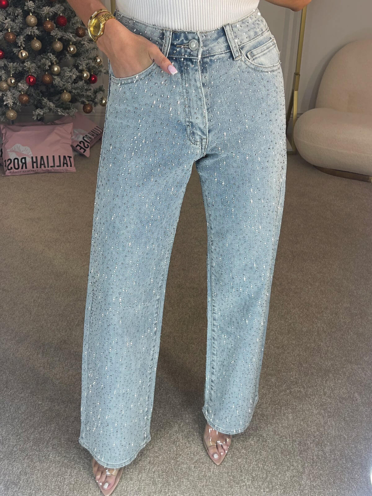 Damejeans med høy midje i mørkeblått med glitrende detaljer, skaper en unik og elegant stil.