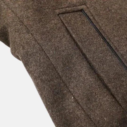 Helkroppsbilde av herre rock i svart, en essensiell jakke, justerbar for perfekt passform i kulden