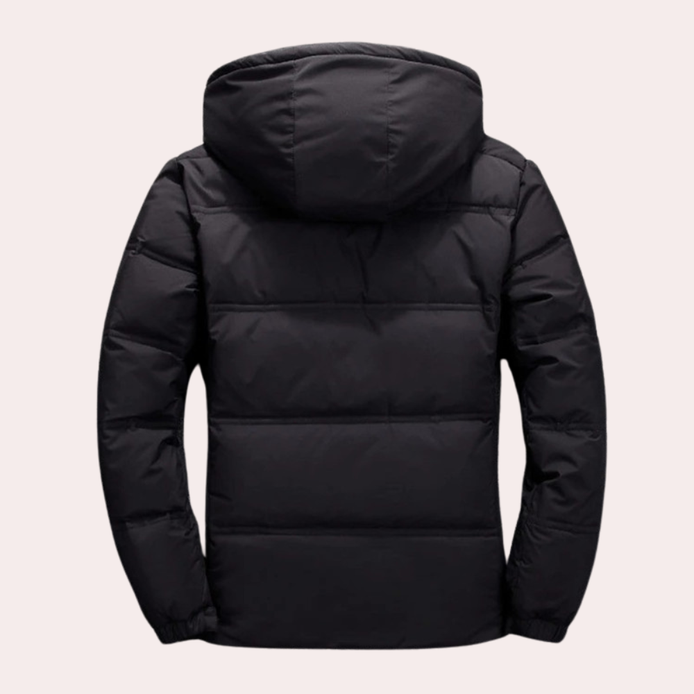 Rød herrejakke med hette, designet for maksimal varme og bevegelsesfrihet om vinteren.