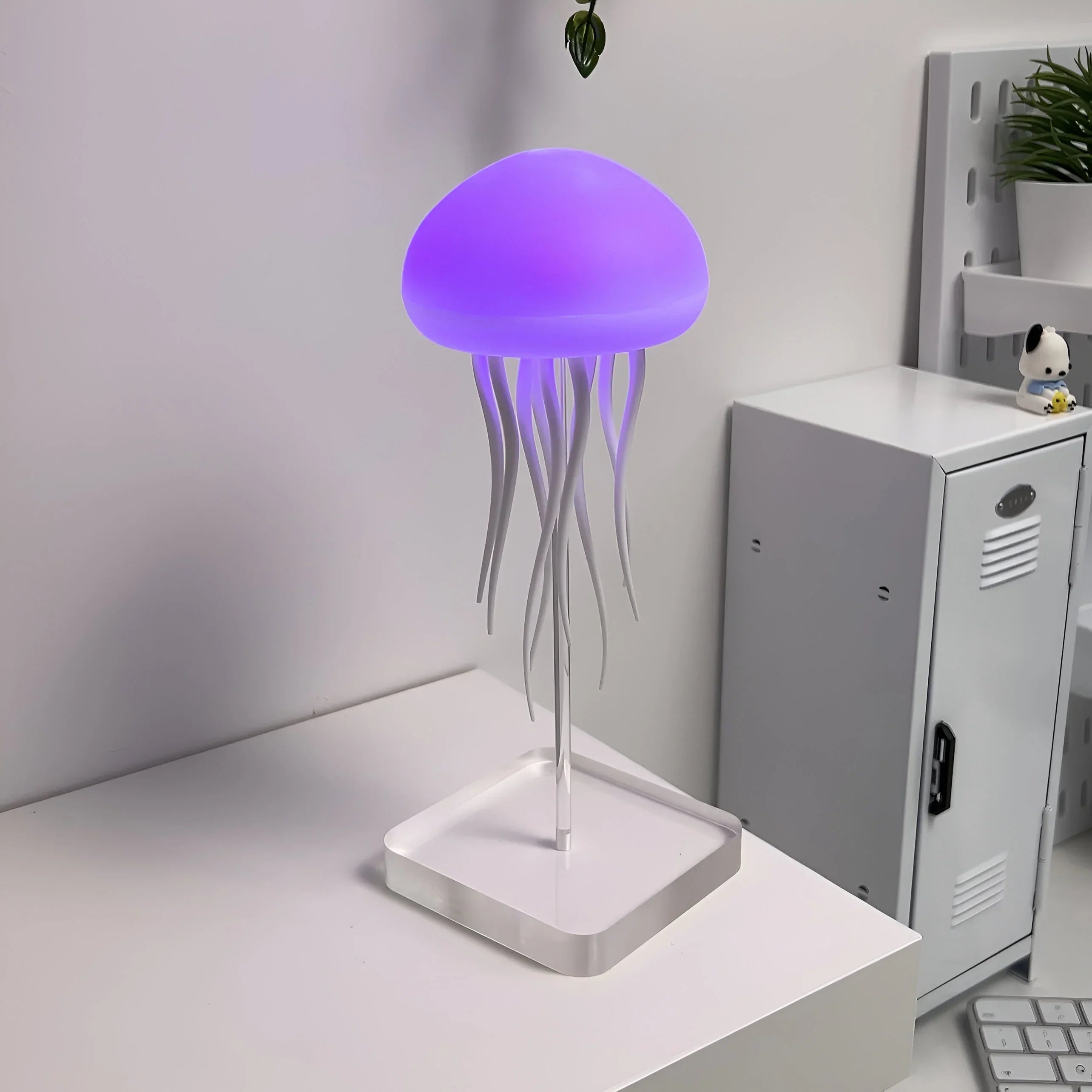 Stilfull LED-meduselampe, en fargerik bordlampe med undervannstema som forvandler rommet.