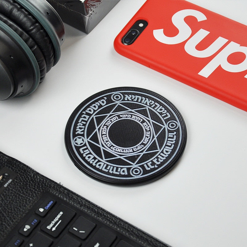 Magisk trådløs lader sett fra siden, fremhever slank profil og USB-C inngang for strømforsyning.