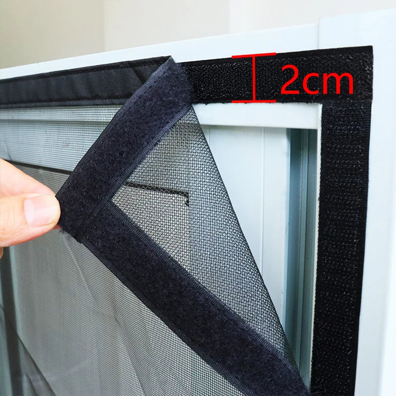 Slitesterk polyester dørskjerm med magneter; effektiv insektsbeskyttelse for døråpningen.