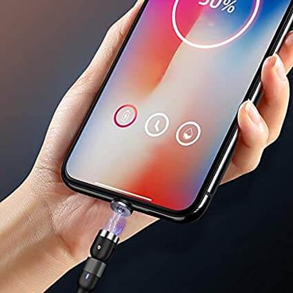 Detalj av magnetisk spiss på universell ladekabel, egnet for alle mobiler