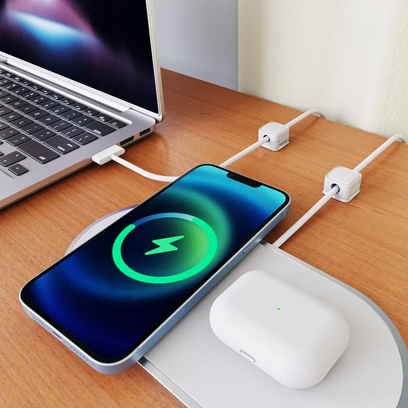 "Magnetisk ledningsholder som organiserer kabler effektivt, med stilren design og sikker lås for tekniske enheter."