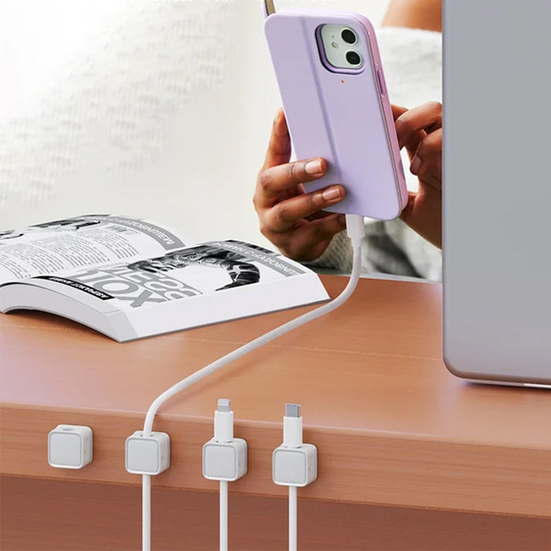 "Magnetisk ledningsholder som organiserer kabler effektivt, med stilren design og sikker lås for tekniske enheter."