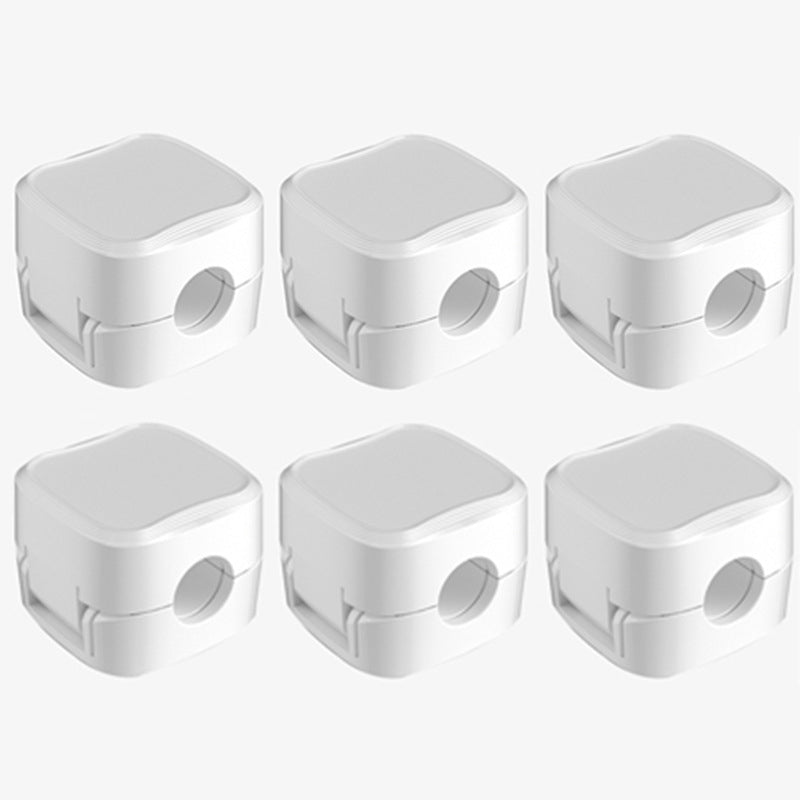 "Magnetisk ledningsholder som organiserer kabler effektivt, med stilren design og sikker lås for tekniske enheter."
