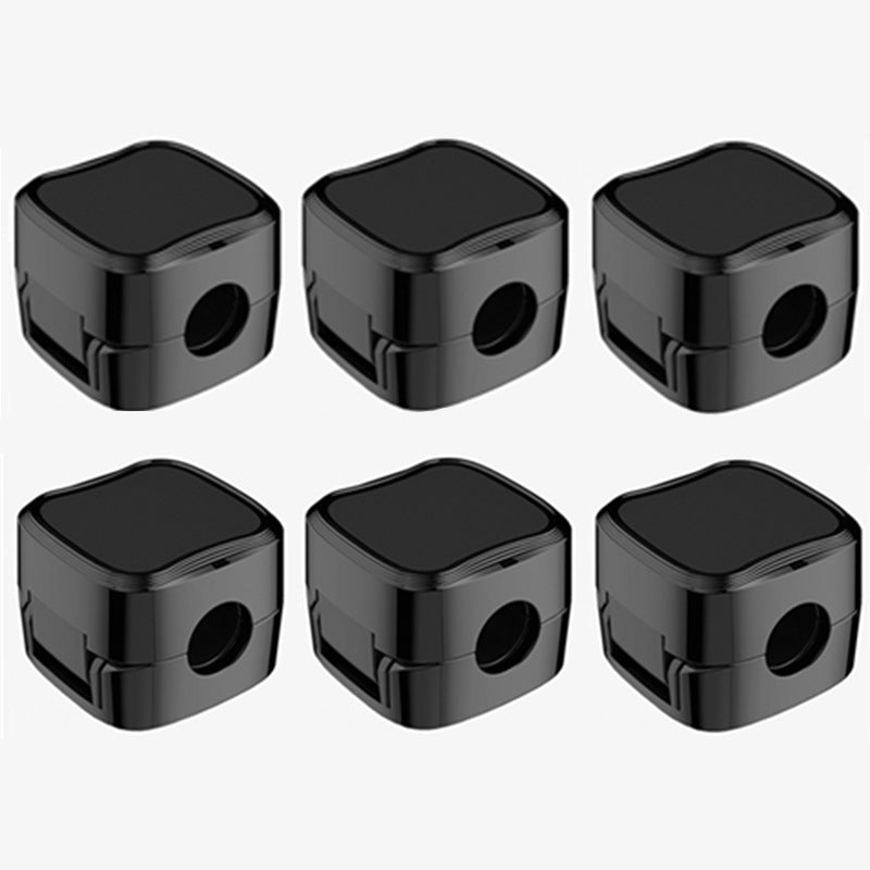 "Magnetisk ledningsholder som organiserer kabler effektivt, med stilren design og sikker lås for tekniske enheter."