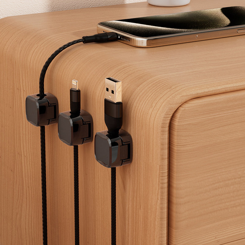 "Magnetisk ledningsholder som organiserer kabler effektivt, med stilren design og sikker lås for tekniske enheter."