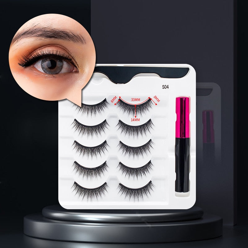 Kvinne påfører magnetiske falske vipper med eyeliner. Enkel sminke for flotte øyne.