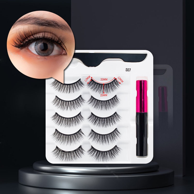 Elegant etui med magnetisk vippesett, falske vipper og eyeliner. Perfekt for oppbevaring.