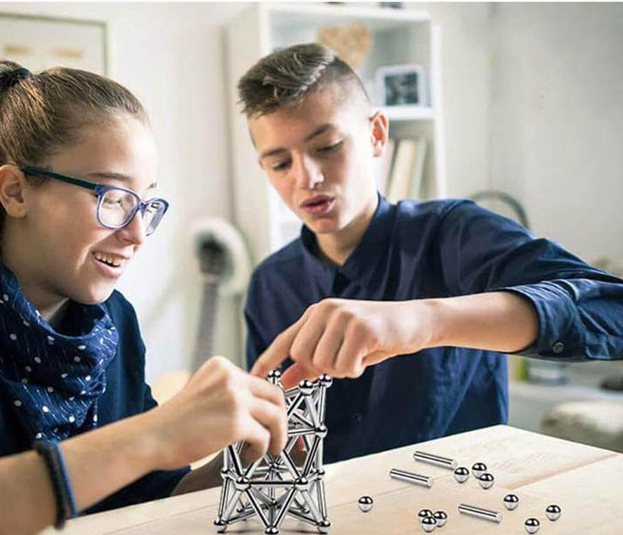Magnetleker spredt på bord, inviterer til kreativ bygging og pedagogisk lek for alle aldre