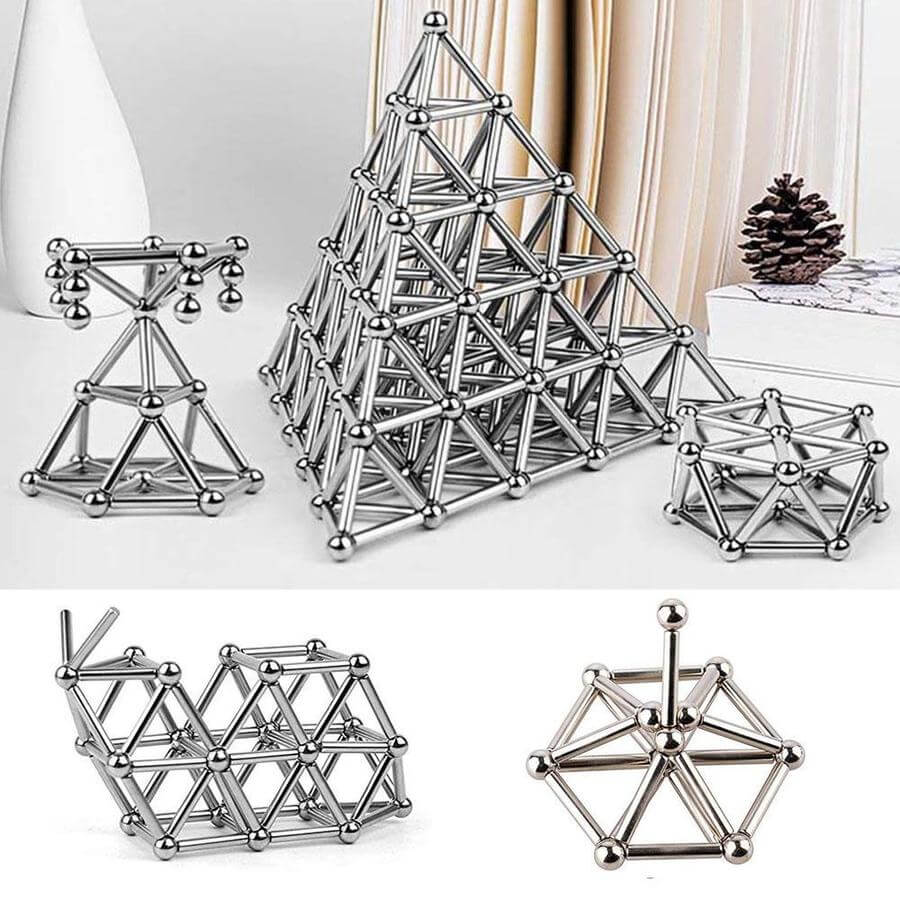 Barn bygger en kompleks struktur med magnetleker, stimulerer læring og motorikk