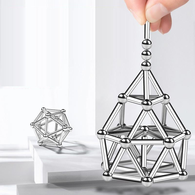 Detaljert bilde av en magnetisk konstruksjon, viser hvordan pinner og kuler kobles sammen