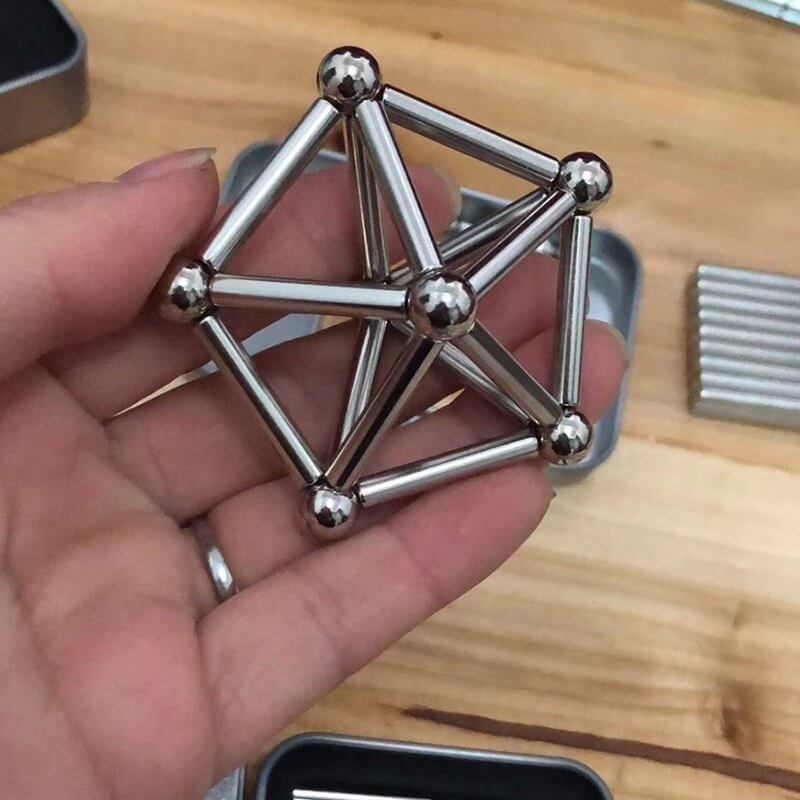 Ulike former og figurer laget med magnetiske byggepinner og kuler, allsidig leketøy