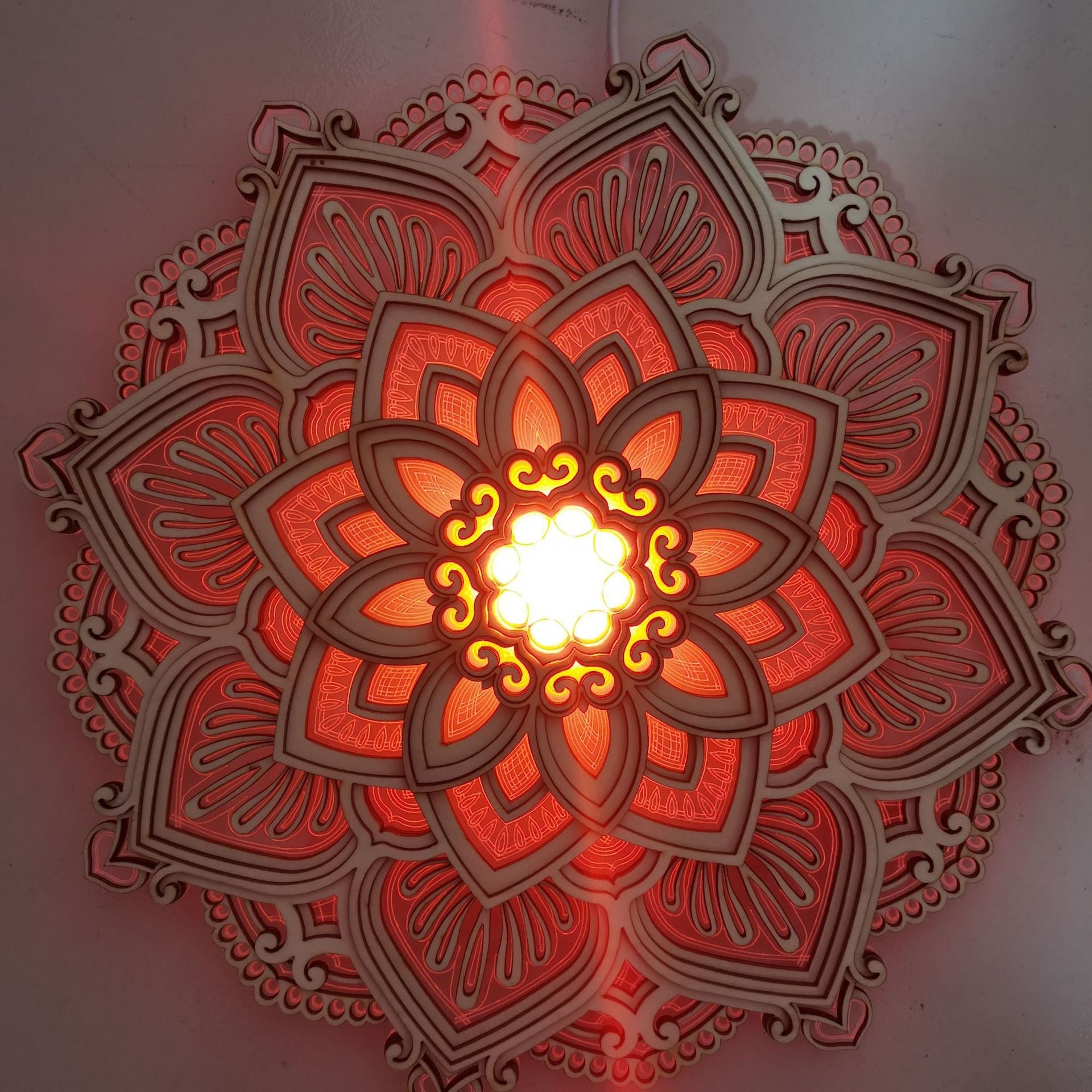 Nærbilde av Mandala Yogalampe LED, intrikate detaljer, varmt stemningslys for yoga og meditasjon, avslapning