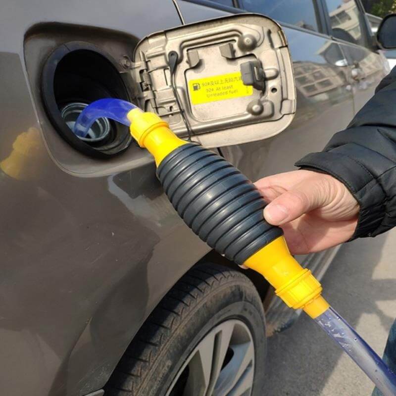 Robust manuell sifonpumpe med slange for enkel overføring av bensin og diesel. Essensielt verktøy for kjøretøy.