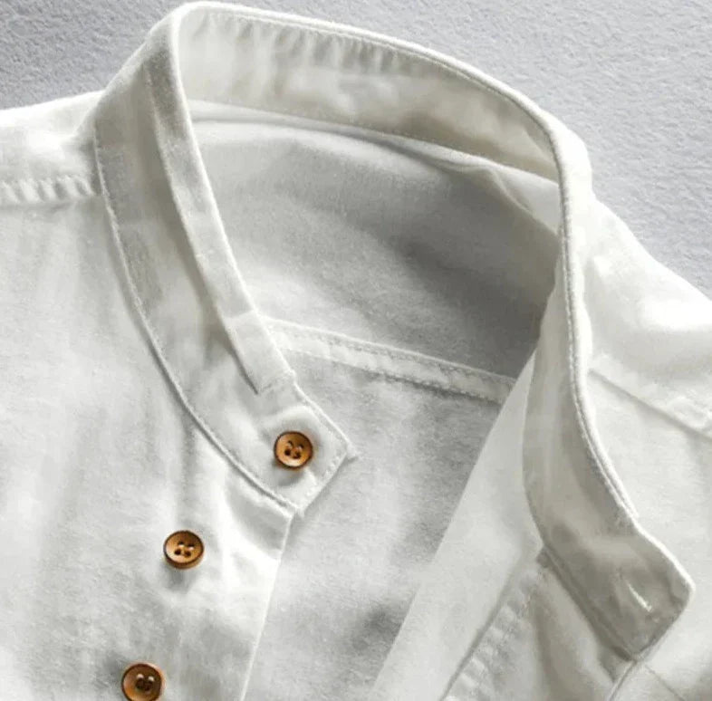 Nærbilde av kragen på menns katana-inspirert linblanding skjorte i japansk stil