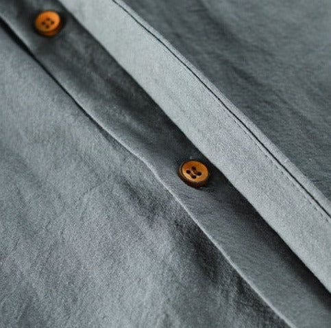 Detalj av stoffet på menns katana-inspirert skjorte i lin-bomullsblanding, strukturert