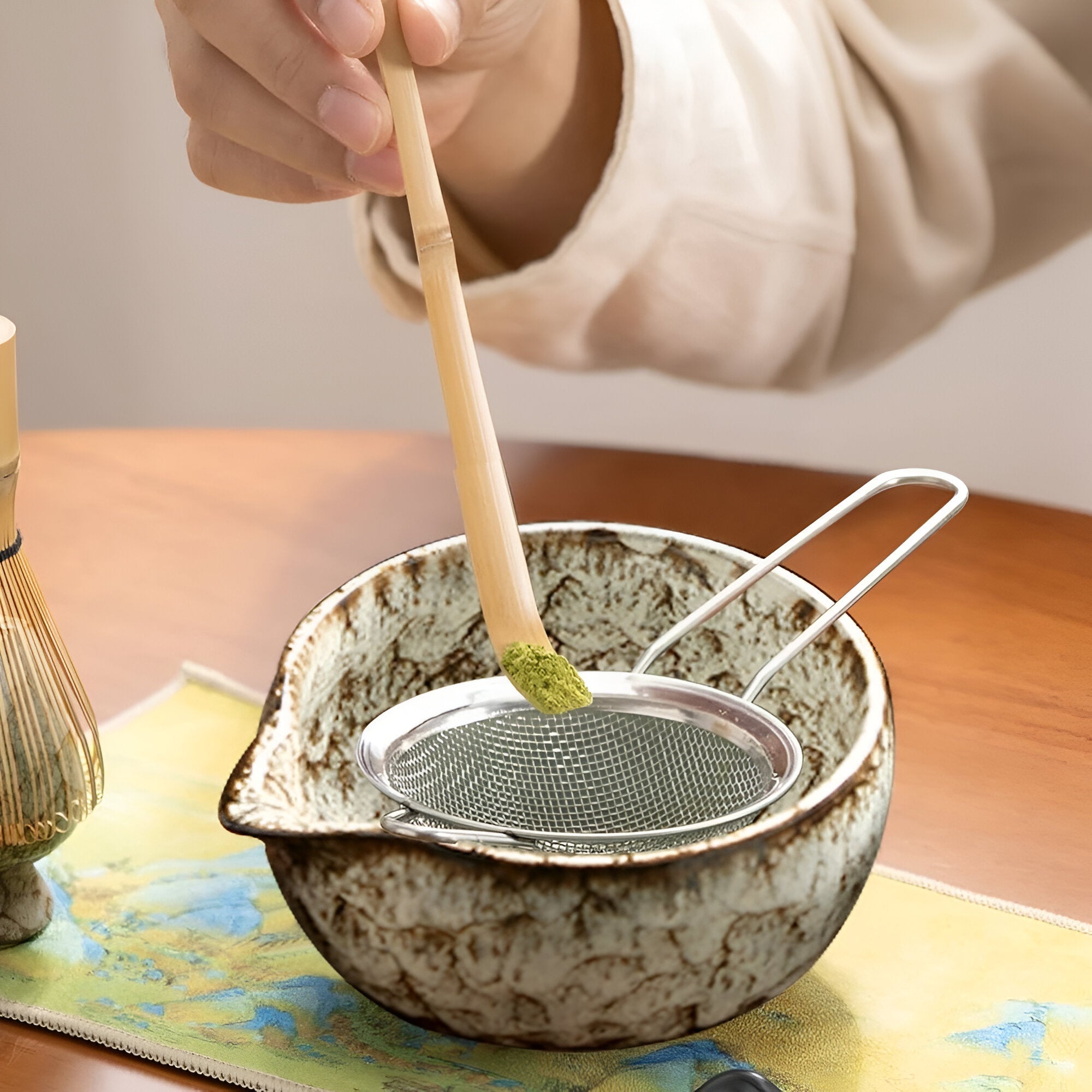 "Matcha Keramikksett - 6 deler - tradisjonell te-seremoni - inkluderer matcha-bolle, visp, scoop og sil, estetisk design."