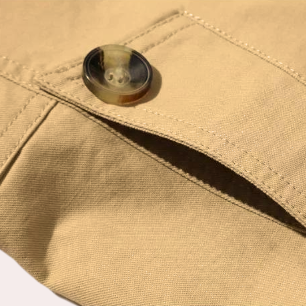 "Matt khaki trenchcoat for menn, stilren vårjakke i høykvalitets bomull, ideell for elegante antrekk om våren."