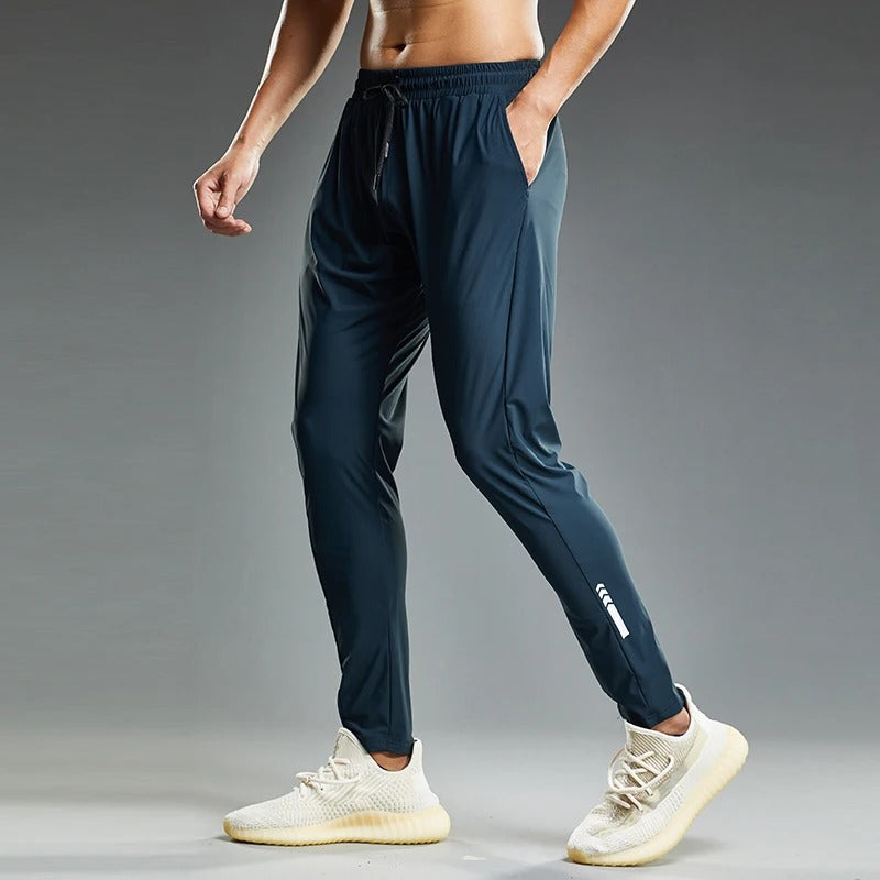 Komfortabel herre joggebukse med elastisk midje, ideell for trening og fritid.