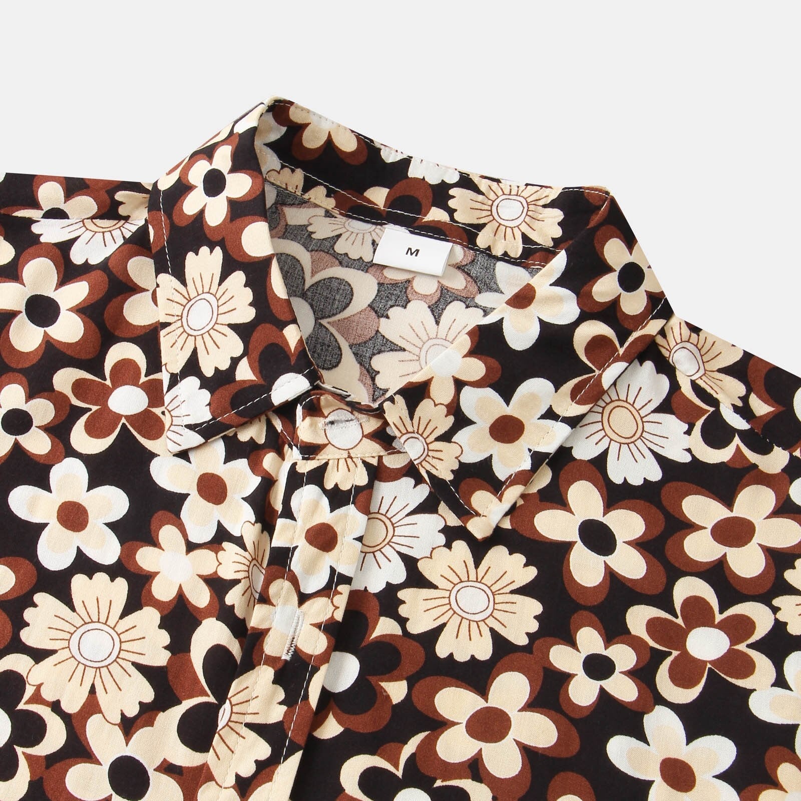 Trendy blomsterkrageskjorte for menn, en must-have for sommergarderoben. Motebevisst herreklær med blomster.
