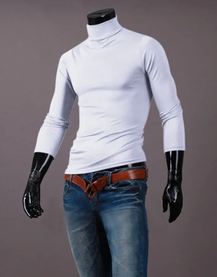 Detaljbilde av menns høyhalset slim fit topp. Perfekt passform for varme og stil i vinter.
