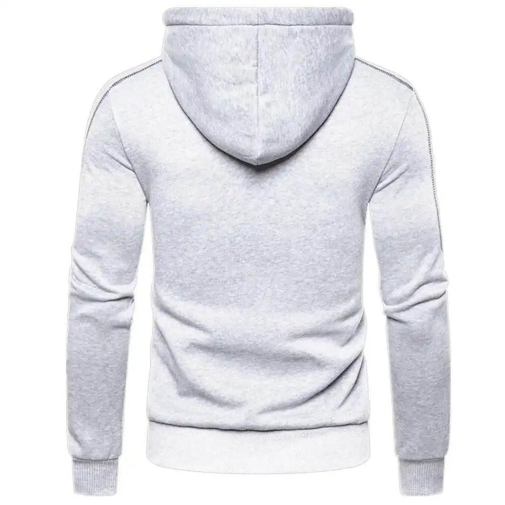 Bakside av menns hettegenser med glidelås, fremhever ren design for sport og fritid.