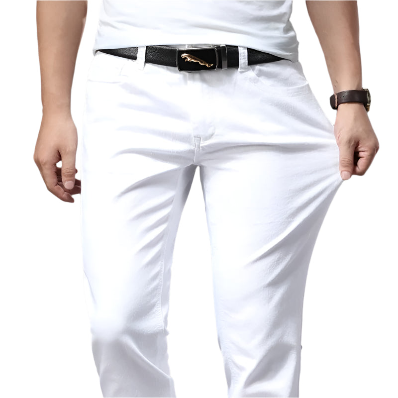 Menns hvite slim fit-jeans, et stilrent valg for herre. Komfortabel stretchjeans, perfekt for vår og sommer.