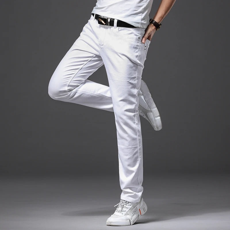 Menns hvite slim fit-jeans stylet med en t-skjorte. Allsidig casualstil som passer til mange anledninger.