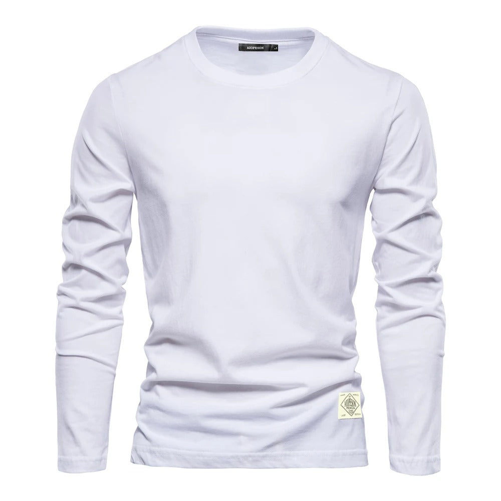 Elegant og allsidig langermet t-skjorte til herre. Tidløs overdel i klassisk design, ideell for menn.